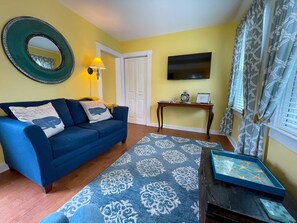 Suíte luxo (Garden) | Área de estar | TV de tela plana 40 polegadas com canais digitais, TV, Netflix