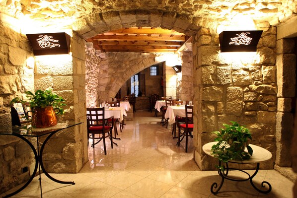 Dagelijks continentaal ontbijt (EUR 11 per persoon)