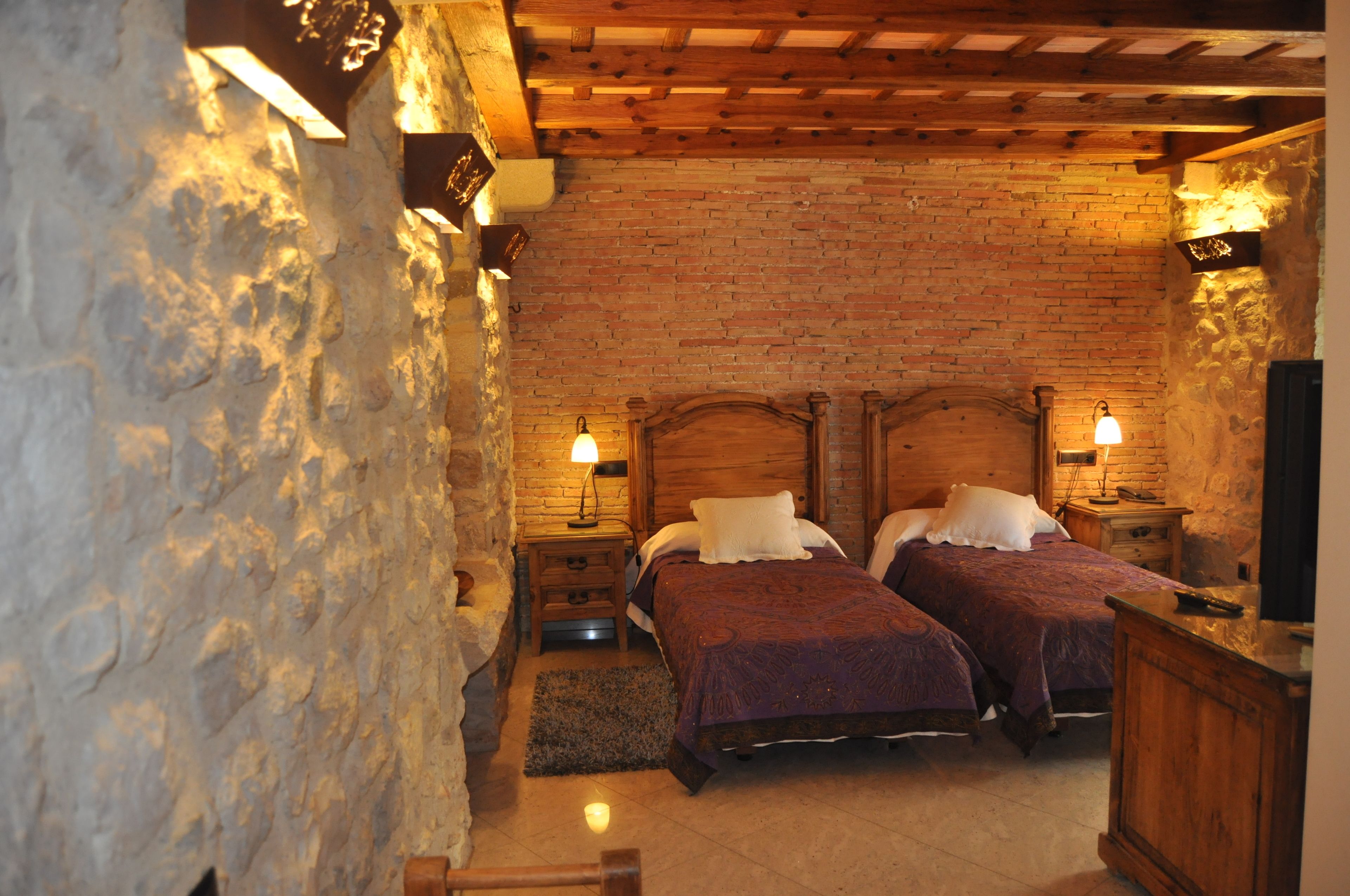 Standard Twin Room | Minibar, in-room safe, individually decorated, individually furnished