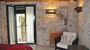 Habitación doble | Zona de estar | Televisión de pantalla plana de 32 pulgadas con canales por satélite