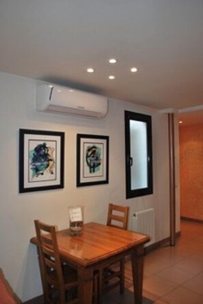 Departamento, 1 habitación | Sala de estar | Televisión de 20 pulgadas con canales digitales