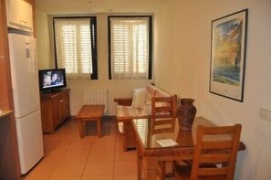 Appartamento, 2 camere da letto | Soggiorno | TV 20 pollici con canali digitali