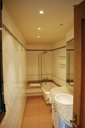 Apartment, 1 Bedroom | Bathroom | Hair dryer, towels - Apartments Historic (Girona)