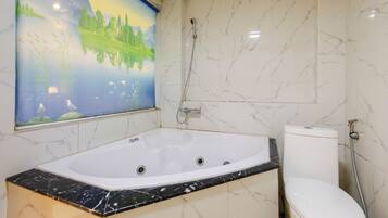 Habitación senior doble | Baño | Amenidades de baño gratuitas, secadora de cabello, batas, pantuflas