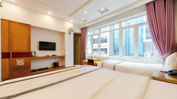 Habitación triple Deluxe | 1 habitación, minibar, caja de seguridad en la habitación y escritorio