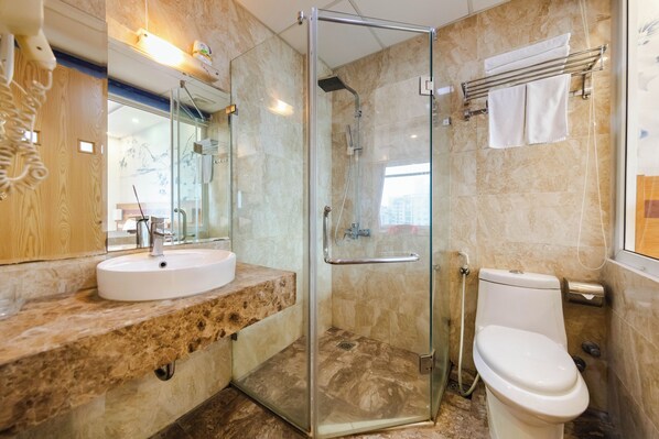 Artículos de tocador gratuitos, secador de pelo, batas, pantuflas