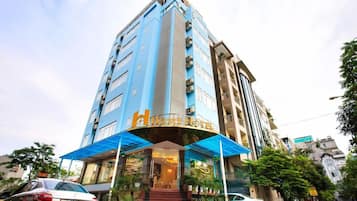 1 bedroom, premium bedding, down comforters, memory foam beds