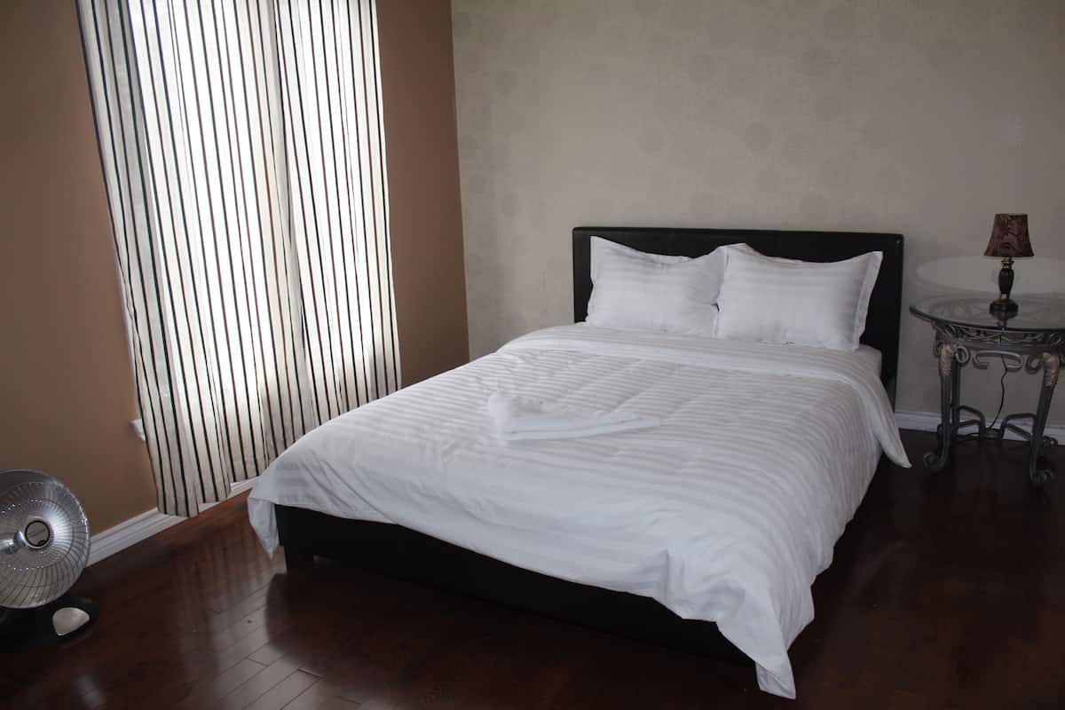 Classic Room, 1 Queen Bed | Cortinas blackout, ferros/tábuas de passar roupa, Wi-Fi de cortesia