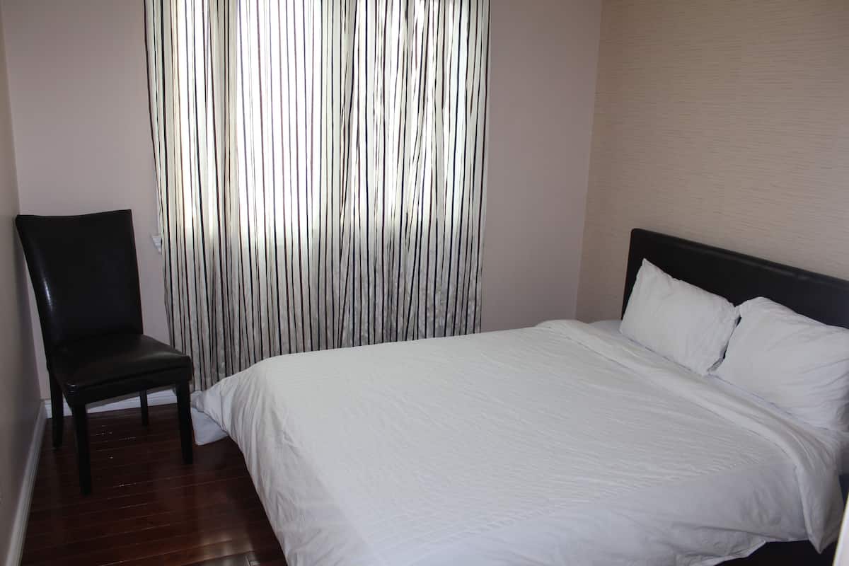 Standard Room, 1 Queen Bed | Cortinas blackout, ferros/tábuas de passar roupa, Wi-Fi de cortesia