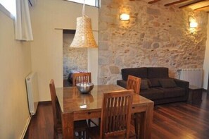 In-room dining - Casa Cundaro (Girona)