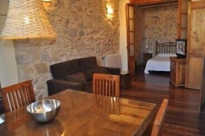 In-room dining - Casa Cundaro (Girona)