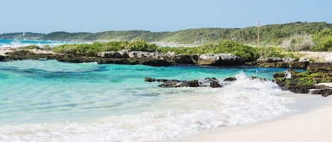 Privatstrand, Liegestühle, Sonnenschirme