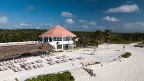 Plage privée, chaises longues, parasols