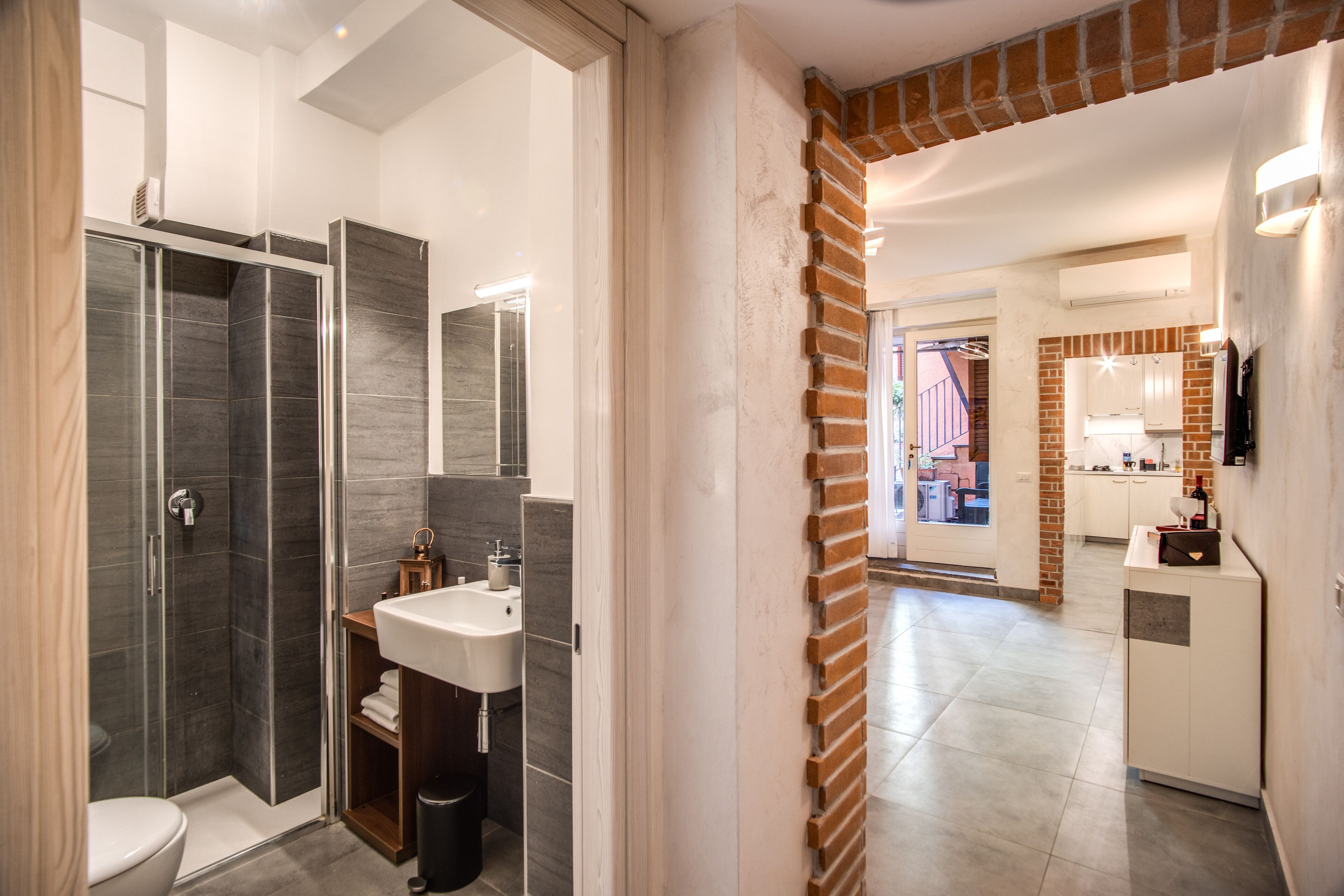 Deluxe Apartment | Bathroom | Shower, rainfall showerhead, designer toiletries, hair dryer