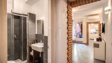 Departamento Deluxe | Baño | Regadera, regadera tipo lluvia, amenidades de baño de diseñador