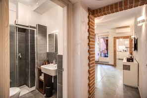 Appartement Deluxe | Salle de bain | Douche, douche à « effet pluie », articles de toilette de luxe
