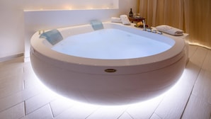 King Suite with Jacuzzi (Separate Building_located in Via Sistina, 36) | 浴室 | 淋浴设施、大花洒淋浴喷头、名牌洗护用品、吹风机