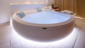 King Suite with Jacuzzi (Separate Building_located in Via Sistina, 36) | Bathroom | Shower, rainfall showerhead, designer toiletries, hair dryer - Tritone Top House (Rome)