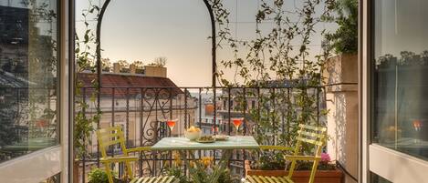 Huoneisto, 2 makuuhuonetta (Attico) | Italialaiset Frette-lakanat, ylelliset vuodevaatteet, untuvapeitot