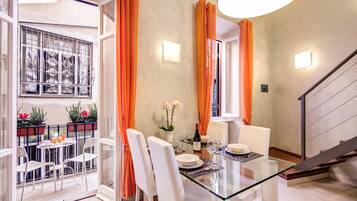 Apartment, Balkon | Wohnbereich | Flachbildfernseher