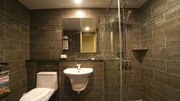 Dusche, kostenlose Toilettenartikel, Haartrockner, Hausschuhe