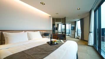 Suite | Premium bedding, blackout drapes, free WiFi, bed sheets