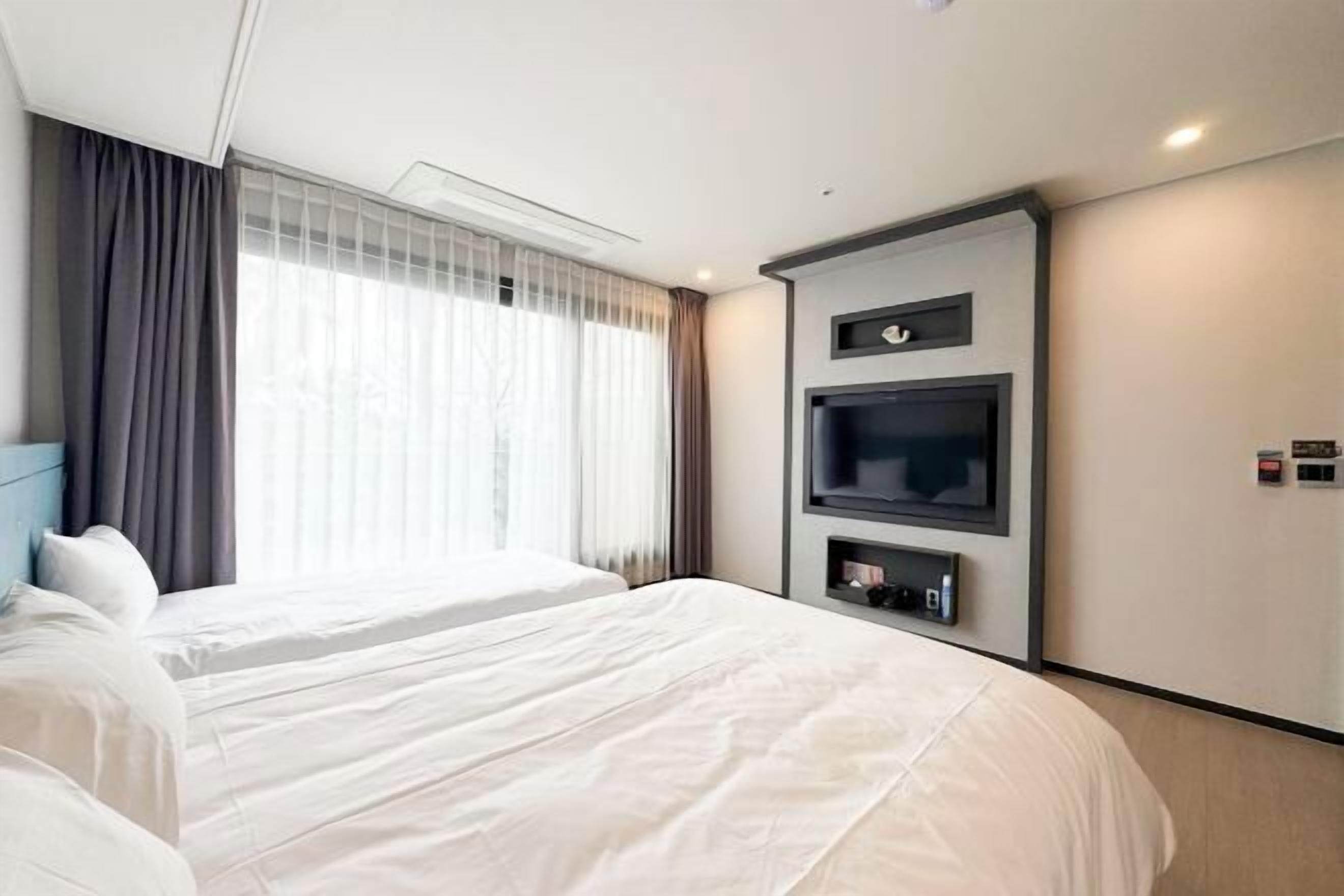 Literie de qualité, bureau, rideaux d’obscurcissement