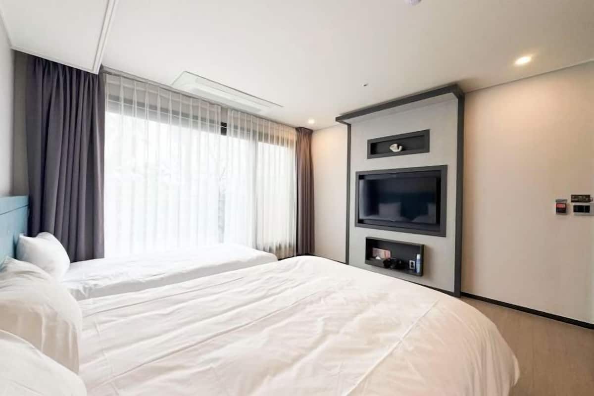 Premium bedding, desk, blackout drapes, soundproofing