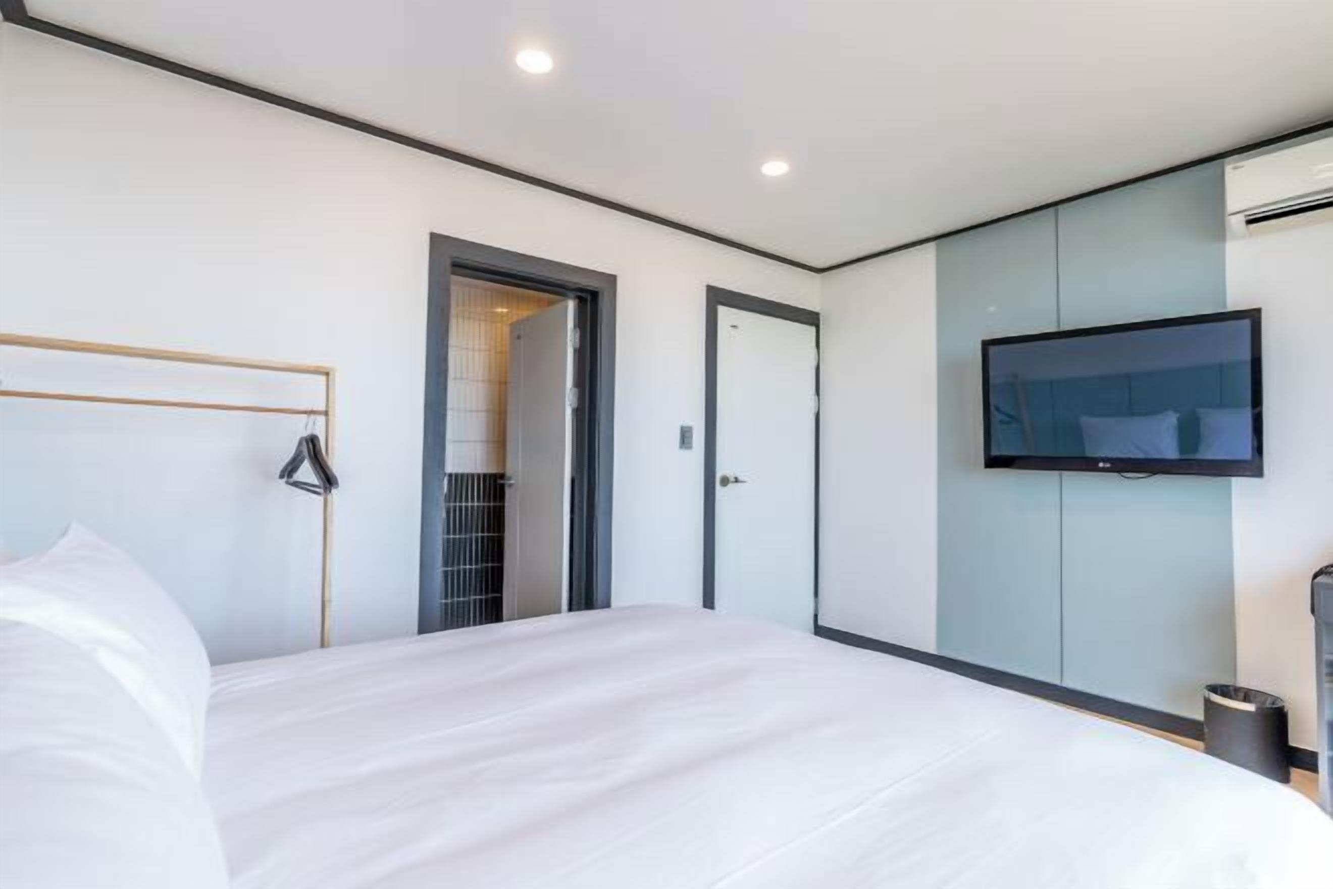 Premium bedding, desk, blackout drapes, soundproofing