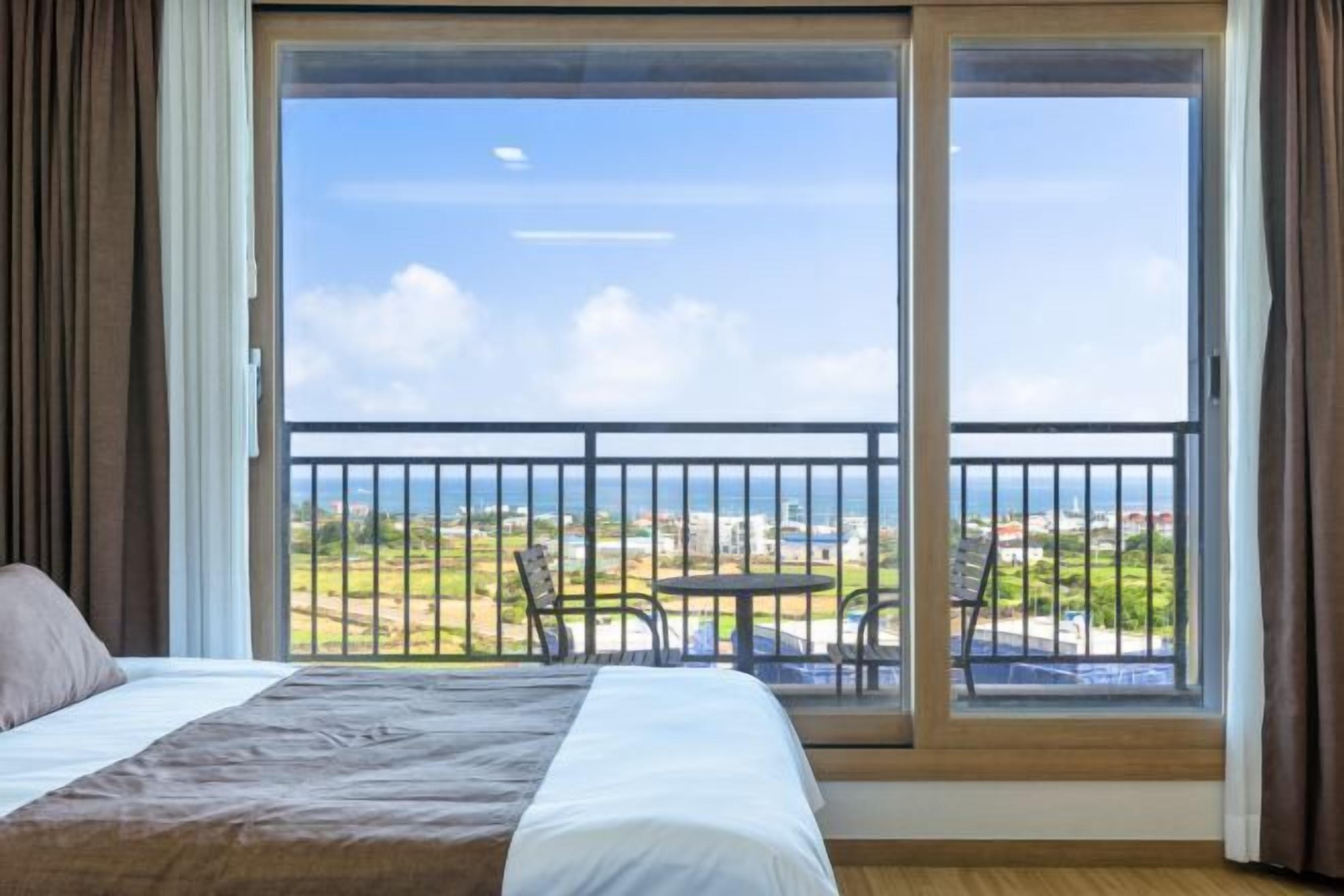 Premium bedding, desk, blackout drapes, soundproofing