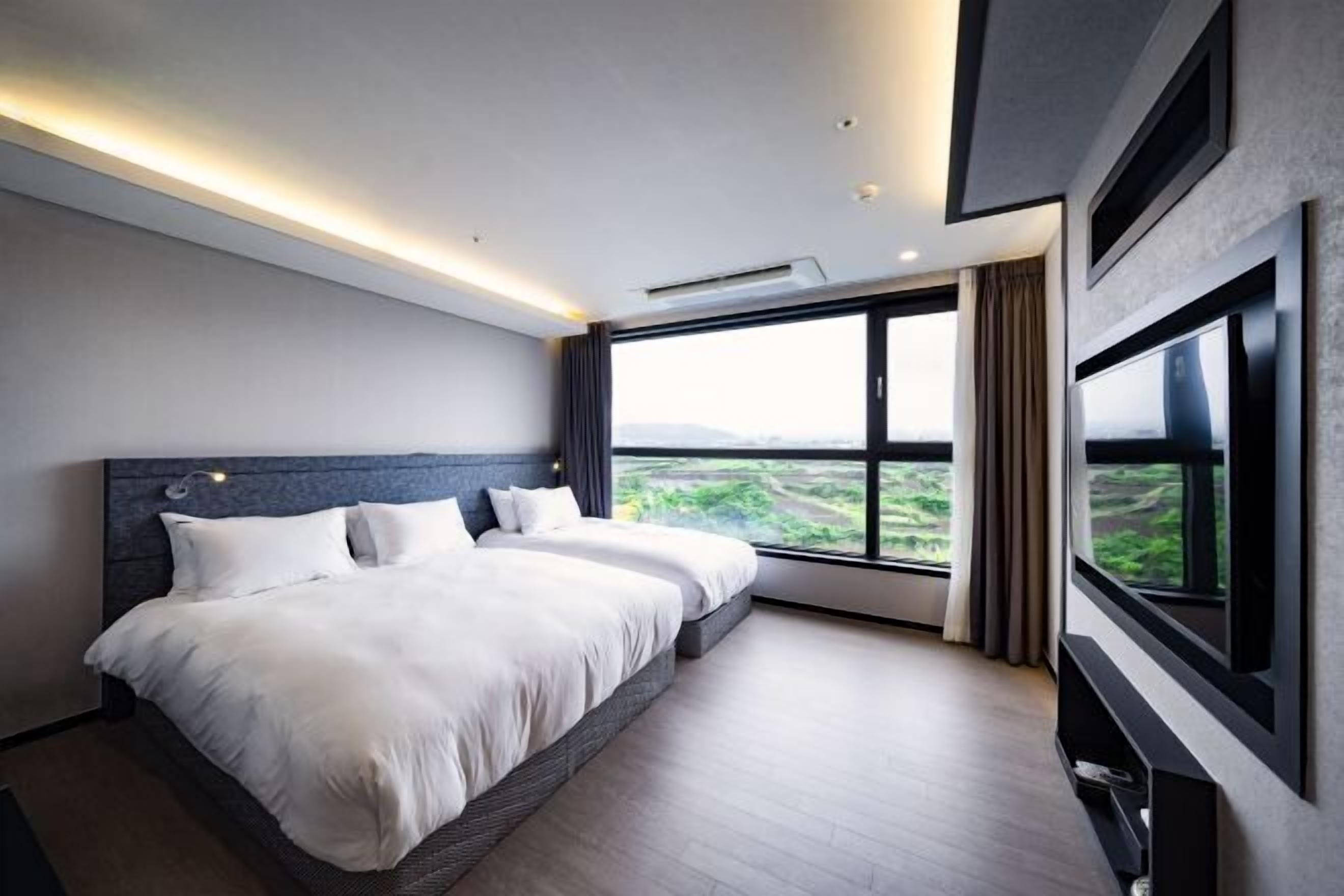 Literie de qualité, bureau, rideaux d’obscurcissement