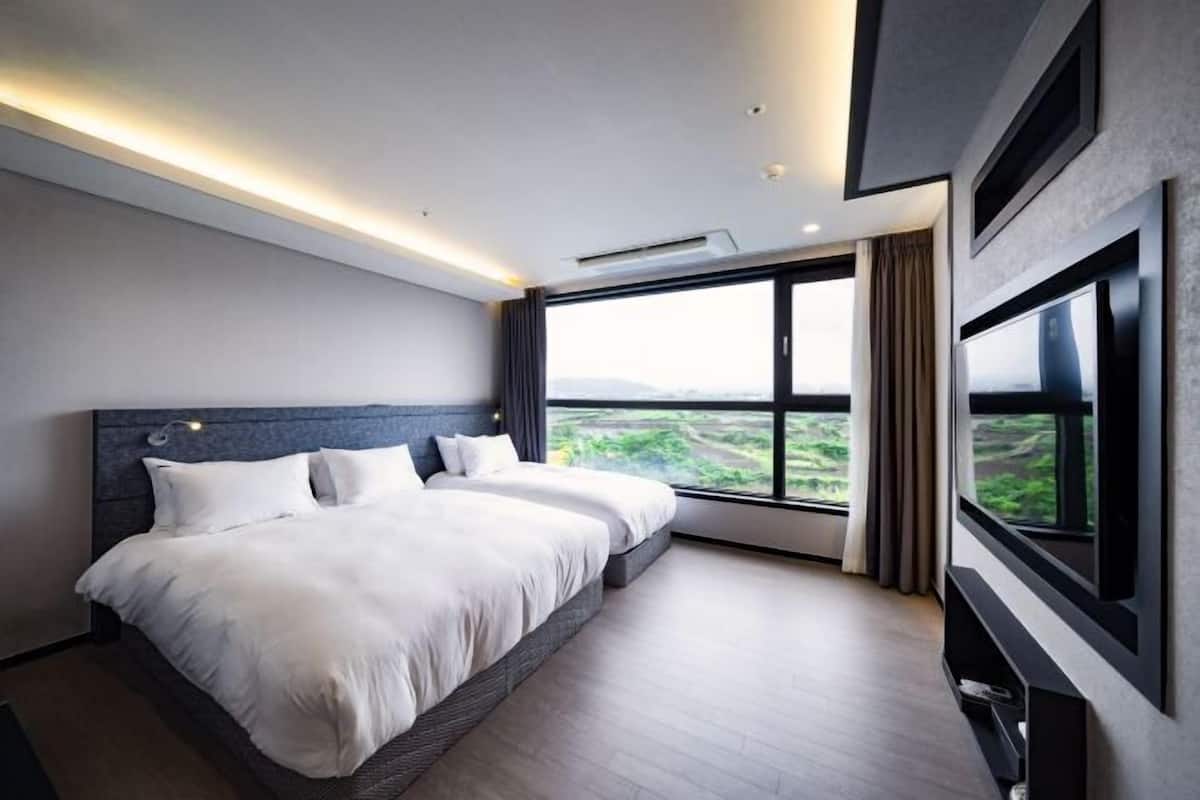 Premium bedding, desk, blackout drapes, soundproofing