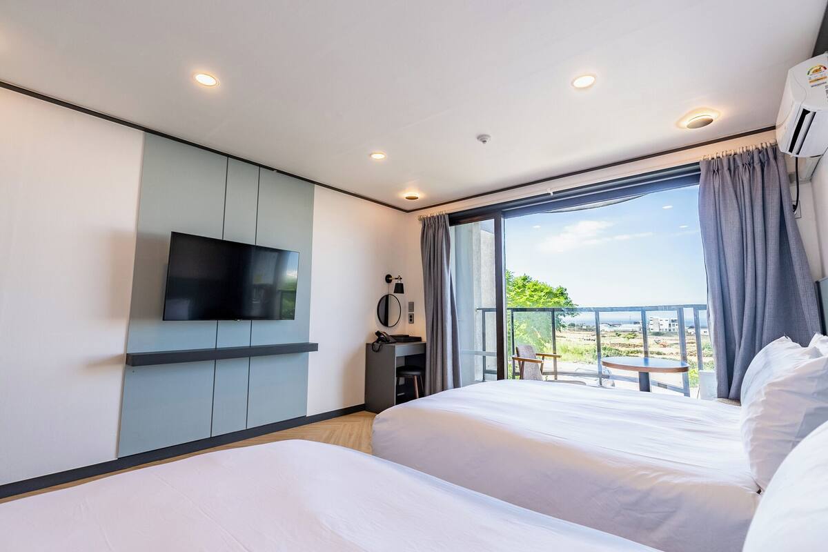 Green Twin | Premium bedding, desk, blackout drapes, soundproofing