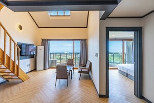 Family Duplex, 3 Bedrooms | Private kitchenette | Fridge, stovetop, electric kettle, cookware/dishes/utensils