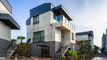 Premium bedding, desk, blackout drapes, soundproofing