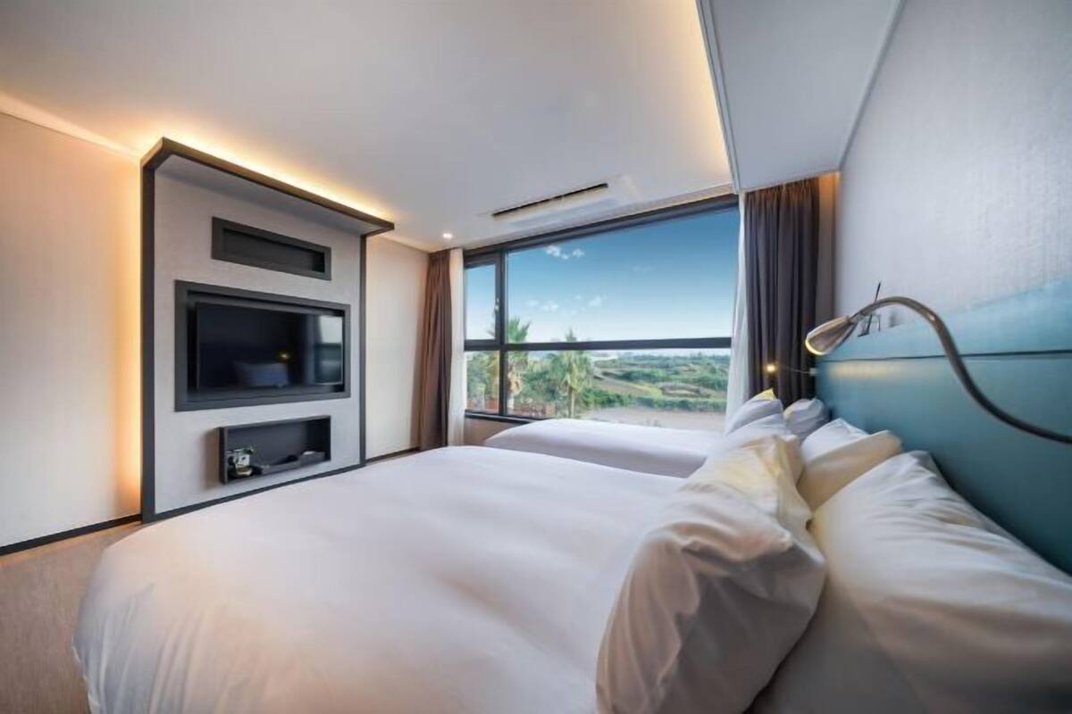 1 dormitorio, ropa de cama de alta calidad, escritorio y cortinas opacas