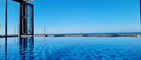 Piscina coperta, piscina stagionale all'aperto, ombrelloni da piscina