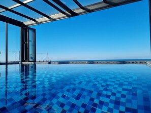 실내 수영장, 시즌별로 운영되는 야외 수영장, 10:00 ~ 21:00 오픈, 수영장 파라솔, 일광욕 의자