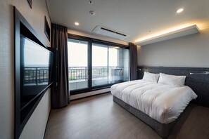 Premium bedding, desk, blackout curtains, soundproofing - Eco Green Resort (Jeju City)