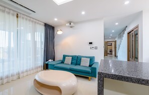 Villa « Premier », 3 chambres, piscine privée (90PY NaSinBi) | Salle de séjour | Télévision LED de 40 pouces avec chaînes numériques, télévision