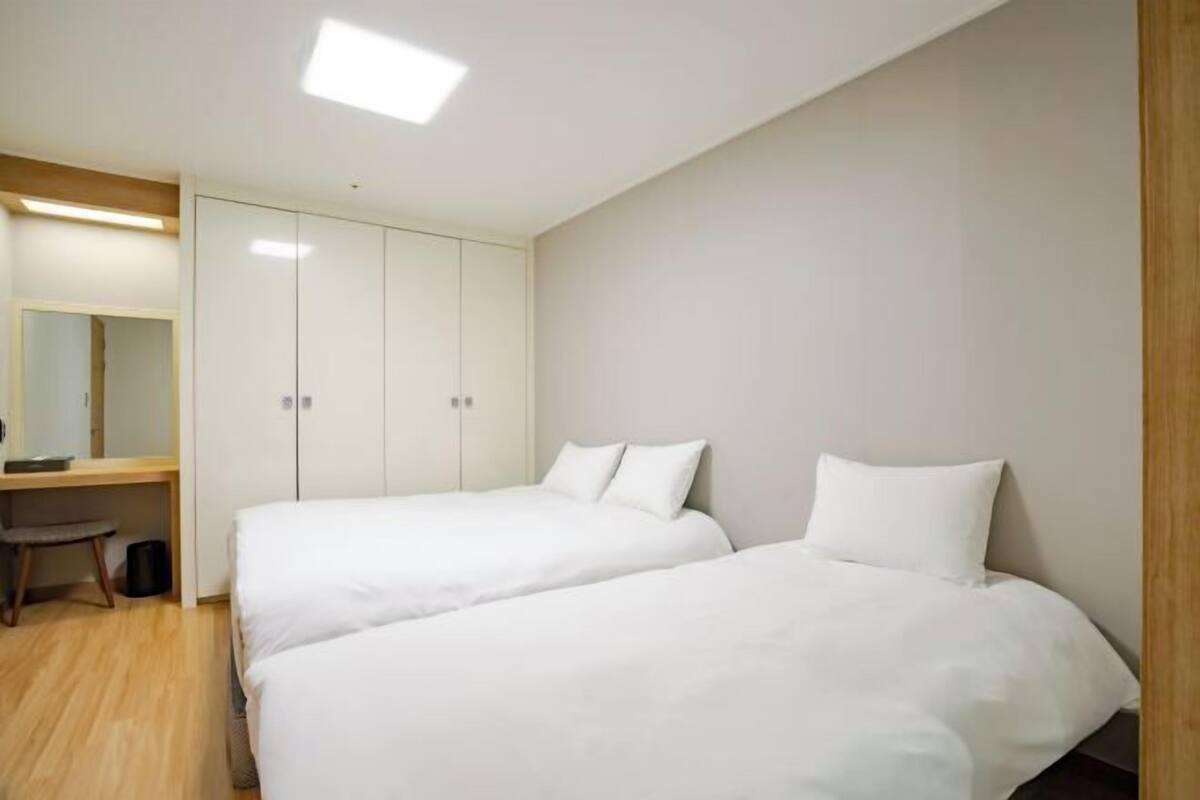 1 dormitorio, ropa de cama de alta calidad, escritorio y cortinas opacas