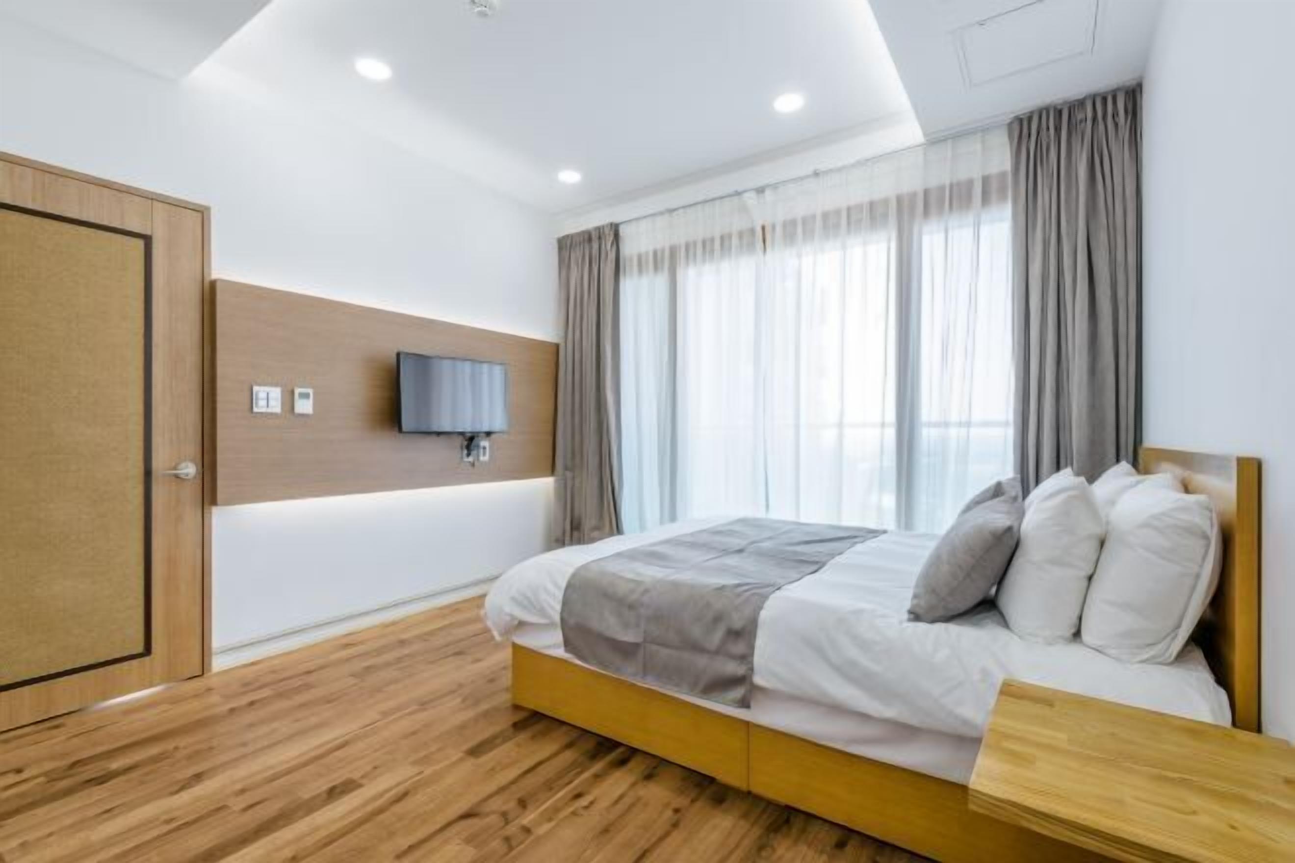 Premium bedding, desk, blackout drapes, soundproofing