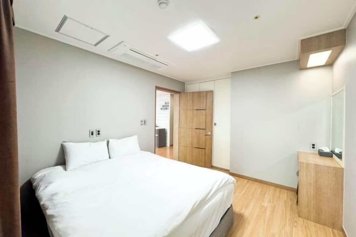 Premium bedding, desk, blackout drapes, soundproofing