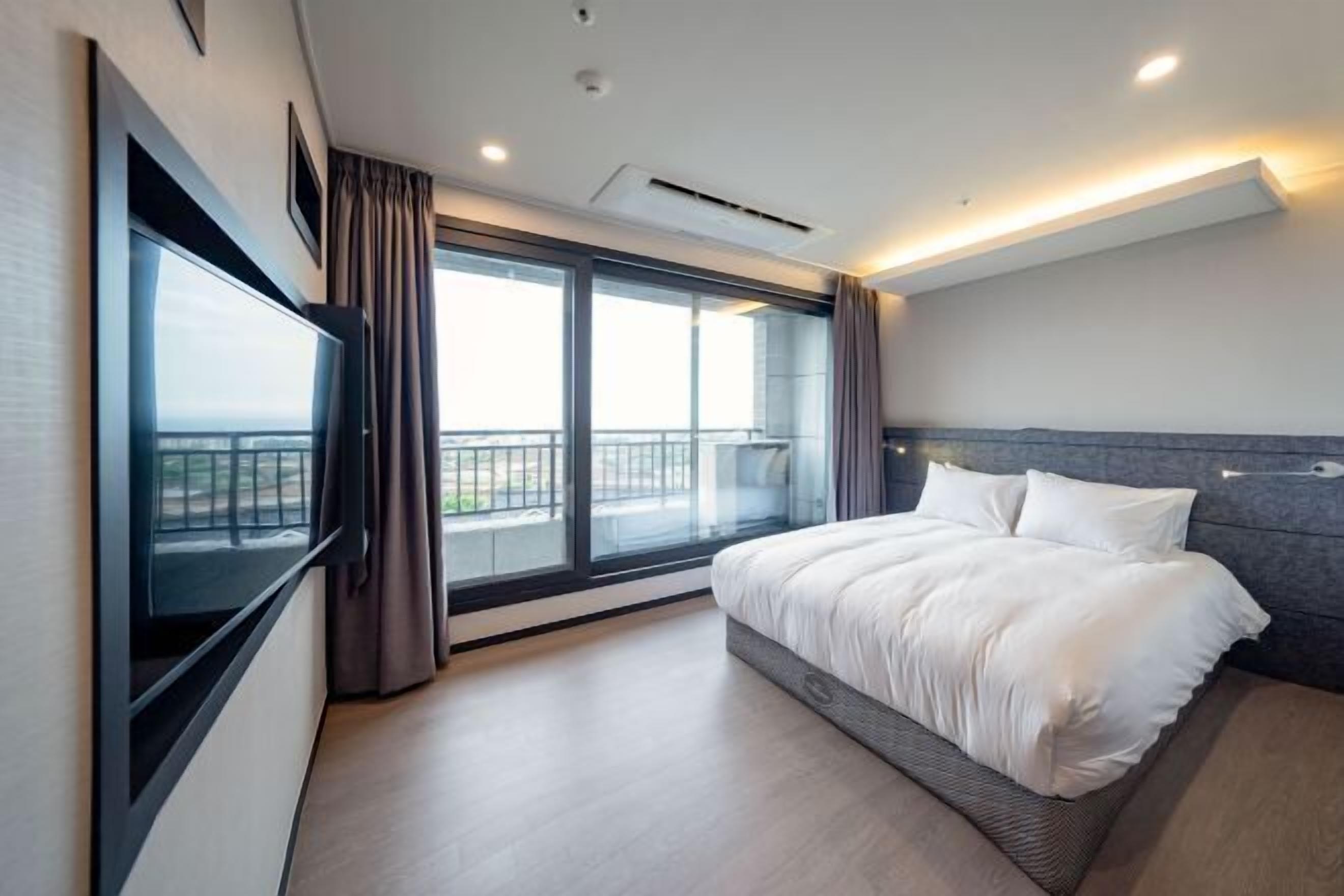 Literie de qualité, bureau, rideaux d’obscurcissement