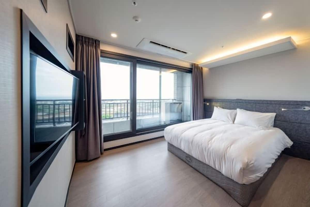 Premium bedding, desk, blackout drapes, soundproofing