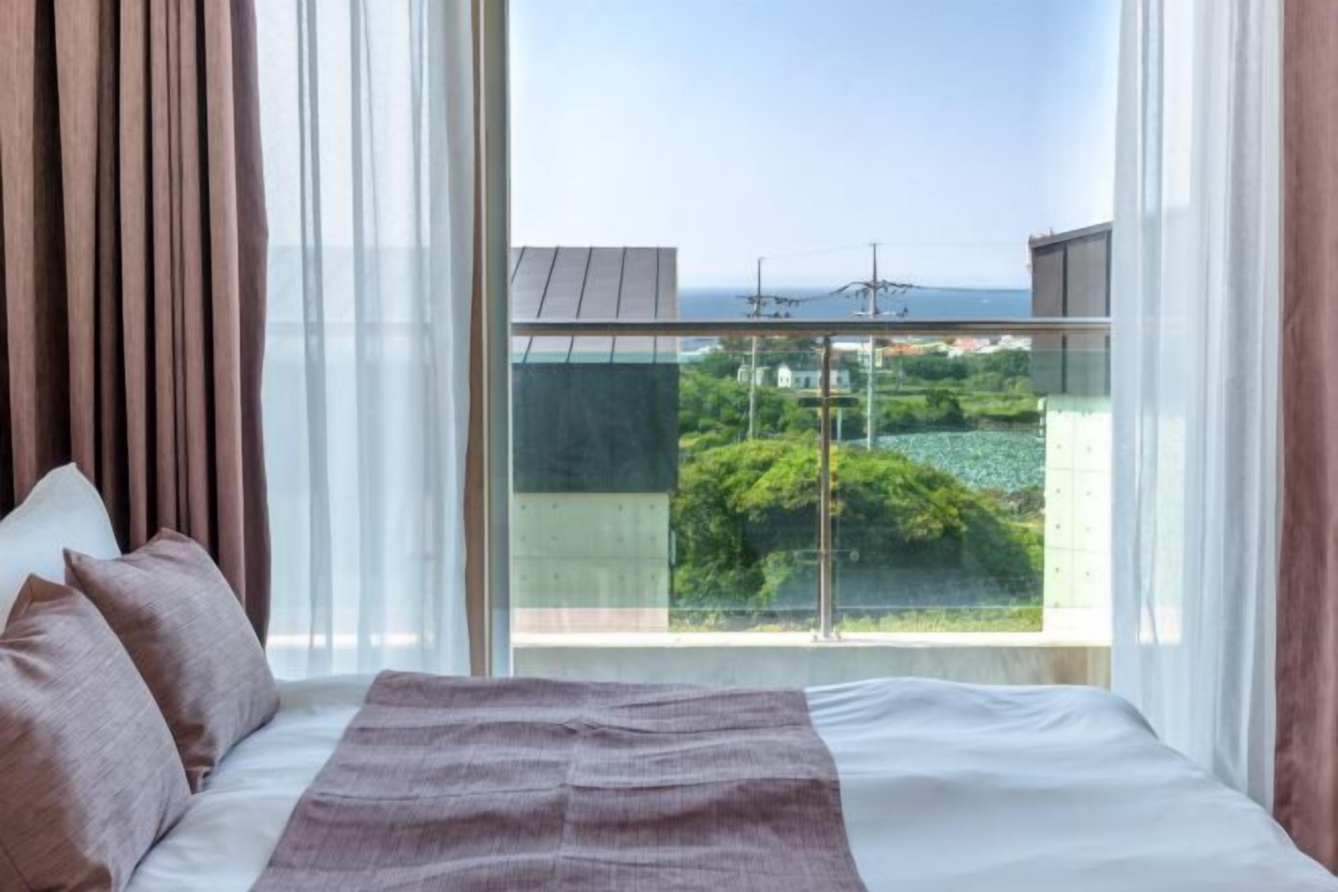 Premium bedding, desk, blackout drapes, soundproofing