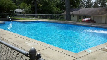 季节性开放的室外游泳池