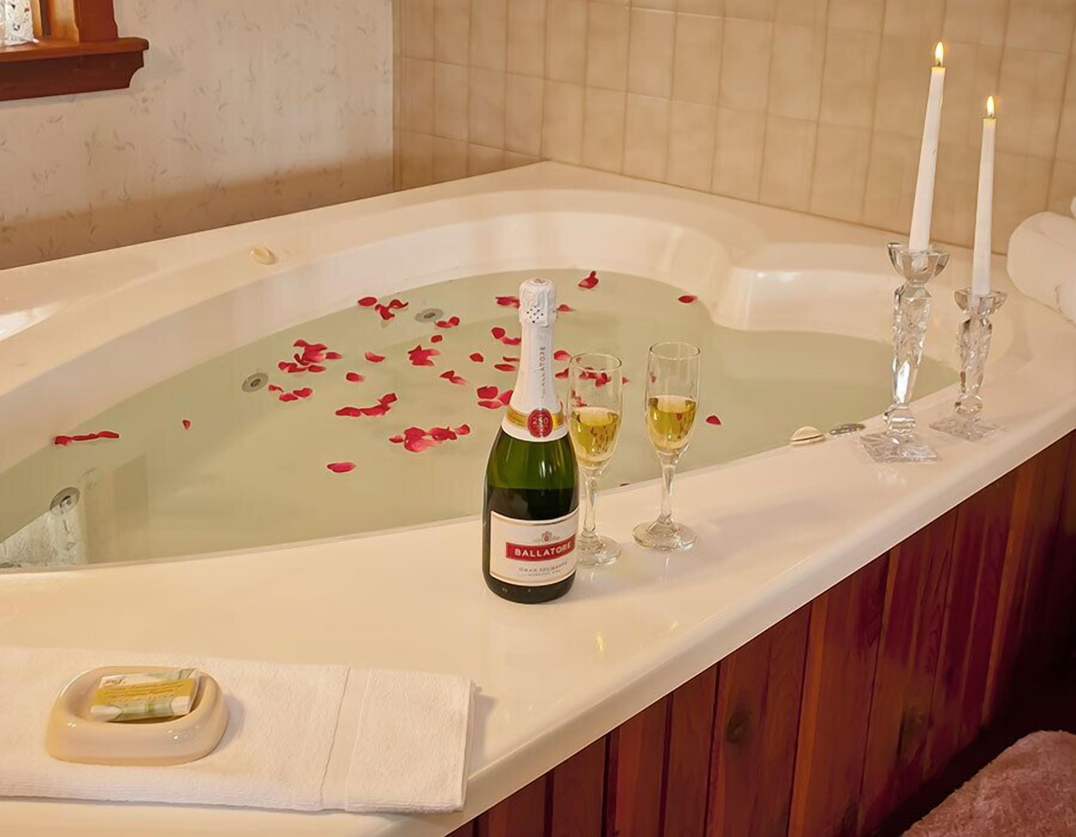 master suite | bathroom | free toiletries, hair dryer, towels, soap