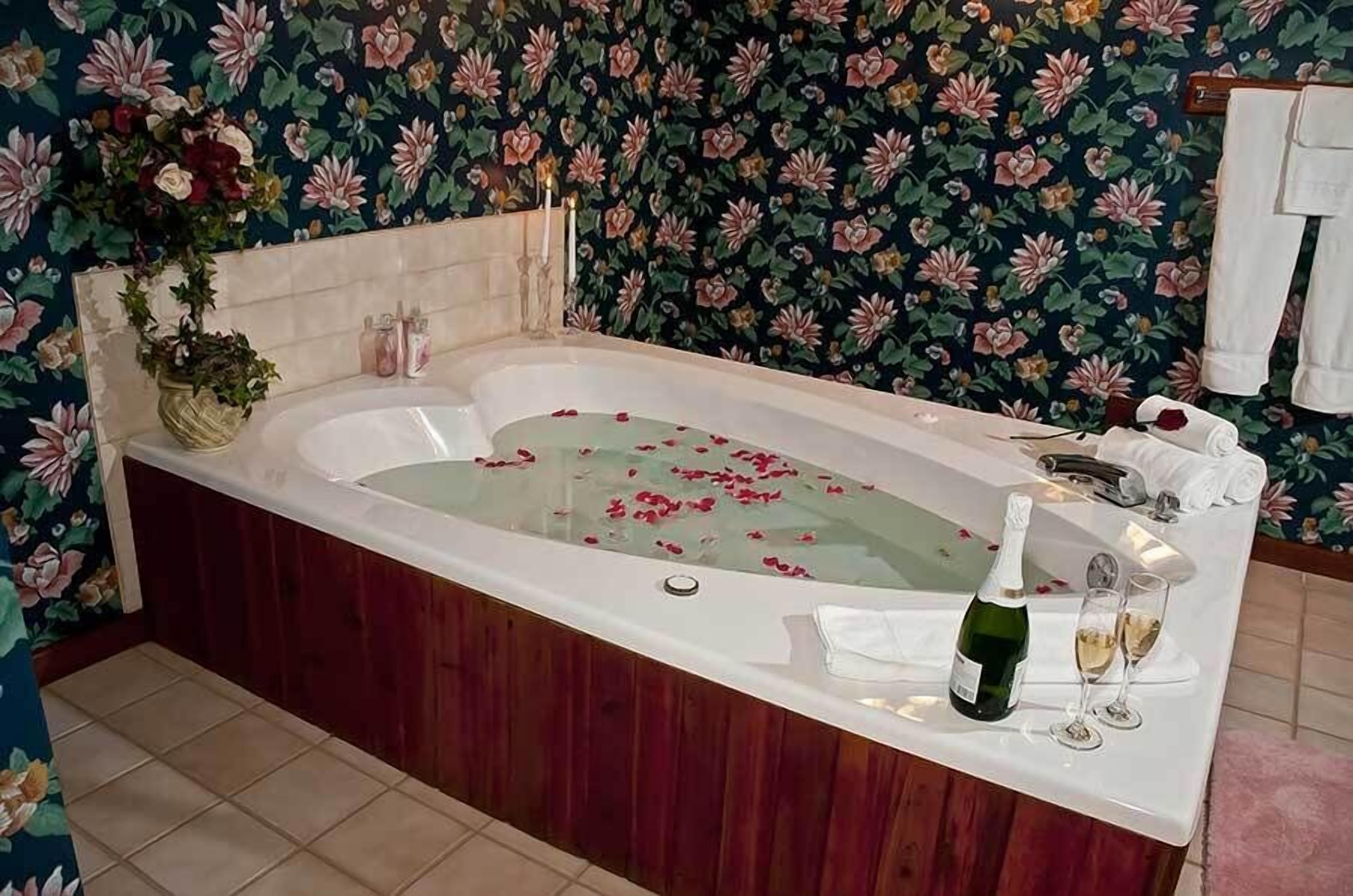 master suite | jetted bathtub