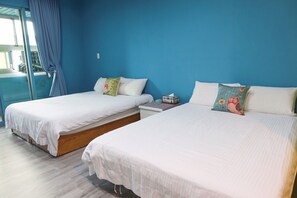 Quarto quádruplo standard | Individualmente decorados, individualmente mobiliados, escrivaninha